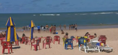 Com circulação proibida, Praia de Guarajuba registra aglomerações