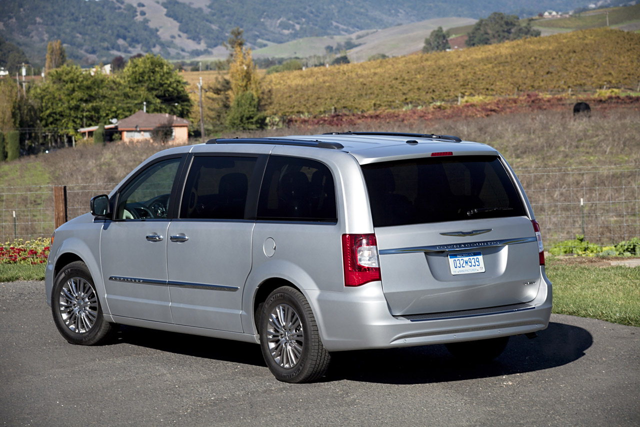 2013 CHRYSLER TOWN AND COUNTRY WALLPAPER