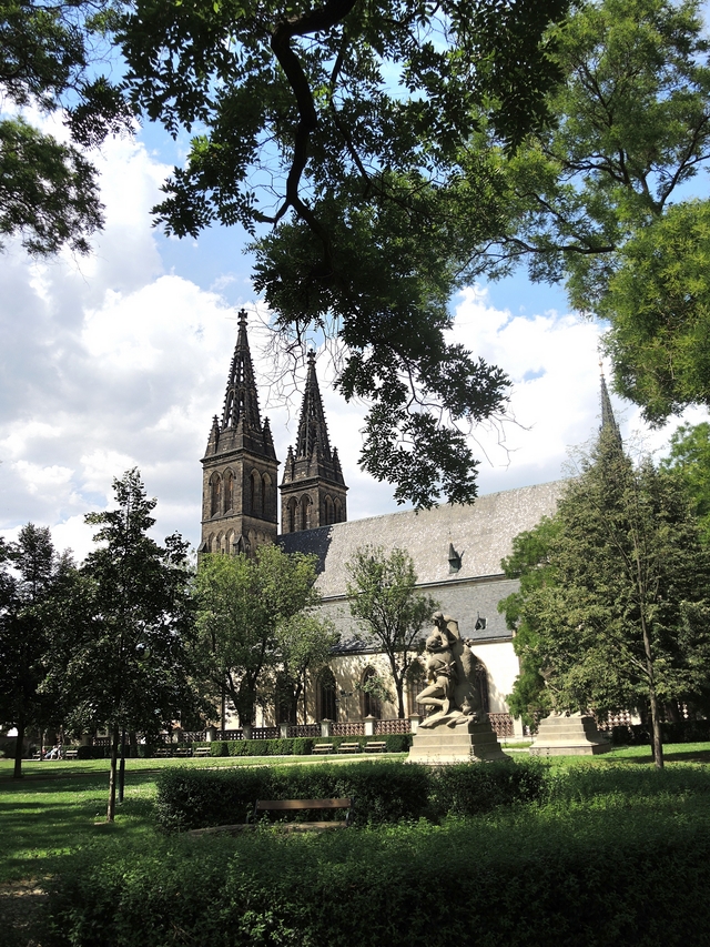 Praag: de Sint Petrus en Pauluskerk en het kerkhof er naast