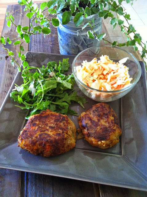 alt="galettes de pommes de terre à la bolognaise et chou coleslaw"