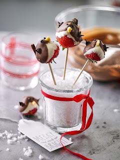  Strawberry Robin lollipops