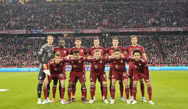 F. C. BAYERN MÜNCHEN. Temporada 2021-22. Manuel Neuer, Dayot Upamecano, Lucas Hernández, Robert Lewandowski, Benjamin Pavard, Leon Goretzka. Thomas Müller, Kingsley Coman, Joshua Kimmich, Jamal Muslala y Leroy Sané. F. C. BAYERN MÜNCHEN 1 VILLARREAL C. F. 1 Resultado eliminatoria: VILLARREAL CF 2 FC BAYERN MÚNICH 1 Martes 12/04/2022, 21:00 horas. Liga de Campeones de la UEFA, cuartos de final, partido de vuelta. Múnich, Alemania, Allianz Arena: 70.000 espectadores. GOLES: 1-0: 52, Robert Lewandowski. 1-1: 88’, Samu Chukwueze.