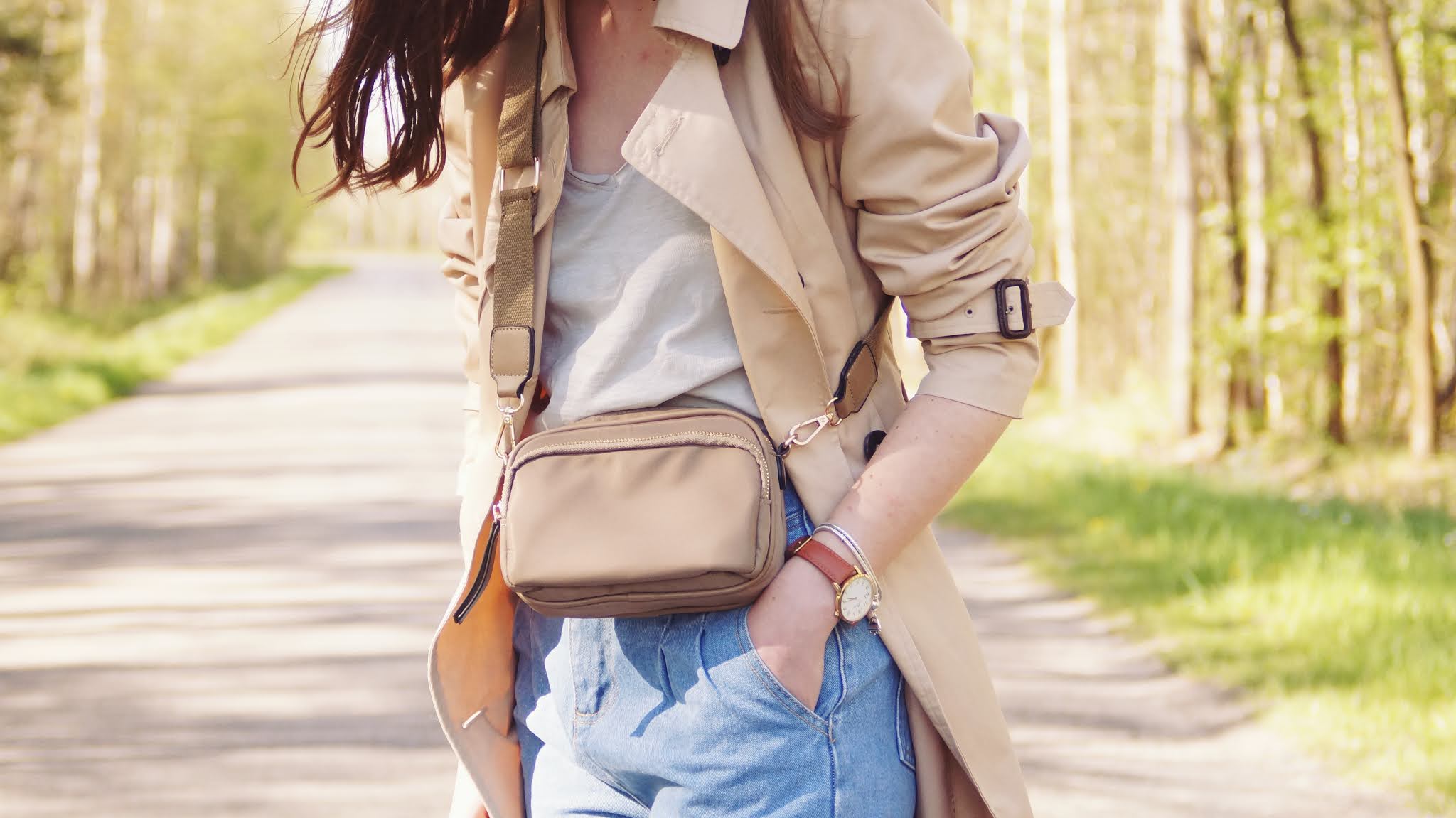 Slouchy jeans and beige trench - Moodo