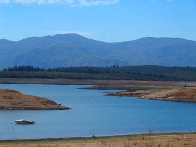 Chili, lac de Colbun, de grands chemins