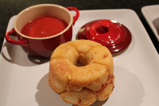 Mini pepperoni pizza pull-apart breads