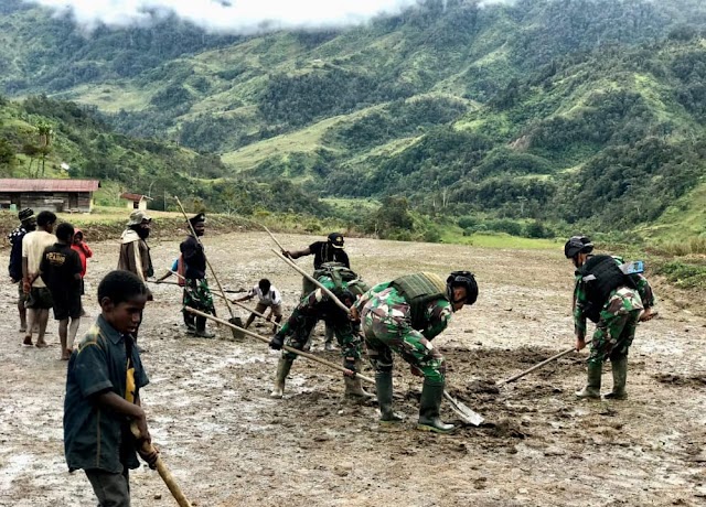 Bersama Warga, Prajurit Kostrad Siap Operasionalkan Bandara Di Pegunungan Papua