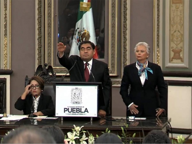 Estados// Miguel Barbosa toma protesta como gobernador de Puebla; promete gestión austera y honrada