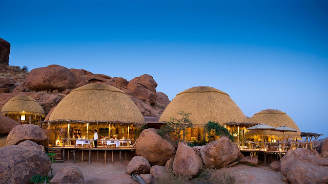 Nếu muốn trải nghiệm đặc biệt hơn thì Namib Dune Star Camp là sự lựa chọn đầy thú vị. Chín căn nhà bằng năng lượng mặt trời đượng xây trên những cồn cát khác nhau và được trang bị những chiếc giường cỡ queen gắn bánh xe bên dưới. Mỗi tối bạn sẽ dễ dàng “lăn” giường ra ban công và nhìn ngắm trời đêm nghìn sao nổi tiếng ở Namibia hoặc có thể đánh một giấc no nê trong cái chăn “sao” lấp lánh ấy và tiếng ru của gió thổi xốc vào cồn cát.