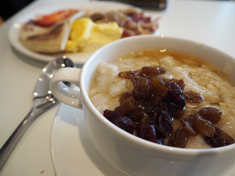 Porridge with honey and raisins