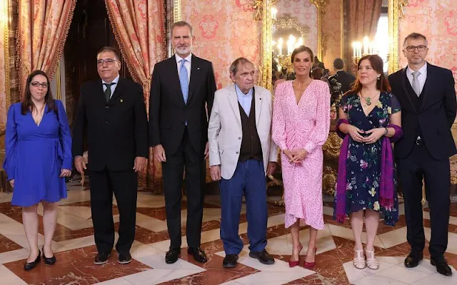 Queen Letizia wore a new pink Antonia midi dress by Lady Pipa. Carolina Herrera leather pumps. Venezuelan poet Rafael Cadenas