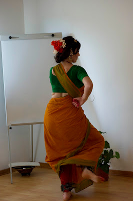 Marialuisa Sales Maria Luisa Sales “IL TEMPIO DELL’UOMO” Conferenza - SpettacoloDanza Classica Indiana Bharatanatyam   a cura di Marialuisa Sales  Aspetti storici e simbolici del rito danzato  Kashi Kriya Yoga Centre Perugia, 5 Dicembre 2009, ore 17.00 La conferenza spettacolo alterna l’esecuzione dei brani ad interventi che approfondiscono gli aspetti storici e simbolici della Danza Classica Indiana in relazione alla tradizione Yoga. Il repertorio segue l’impostazione classica del Tanjore Quartet, alternando l’esecuzione delle composizioni classiche (alcune in estratto) a cenni sulle modalità tecnico-compositive dei brani di danza pura (le geometrie delle posizioni), al legame simbolico tra l’arte degli ornamenti, la composizione musicale, i chakra e, non ultime, dettagliate descrizioni della gestualità codificata utilizzata nelle narrazioni.