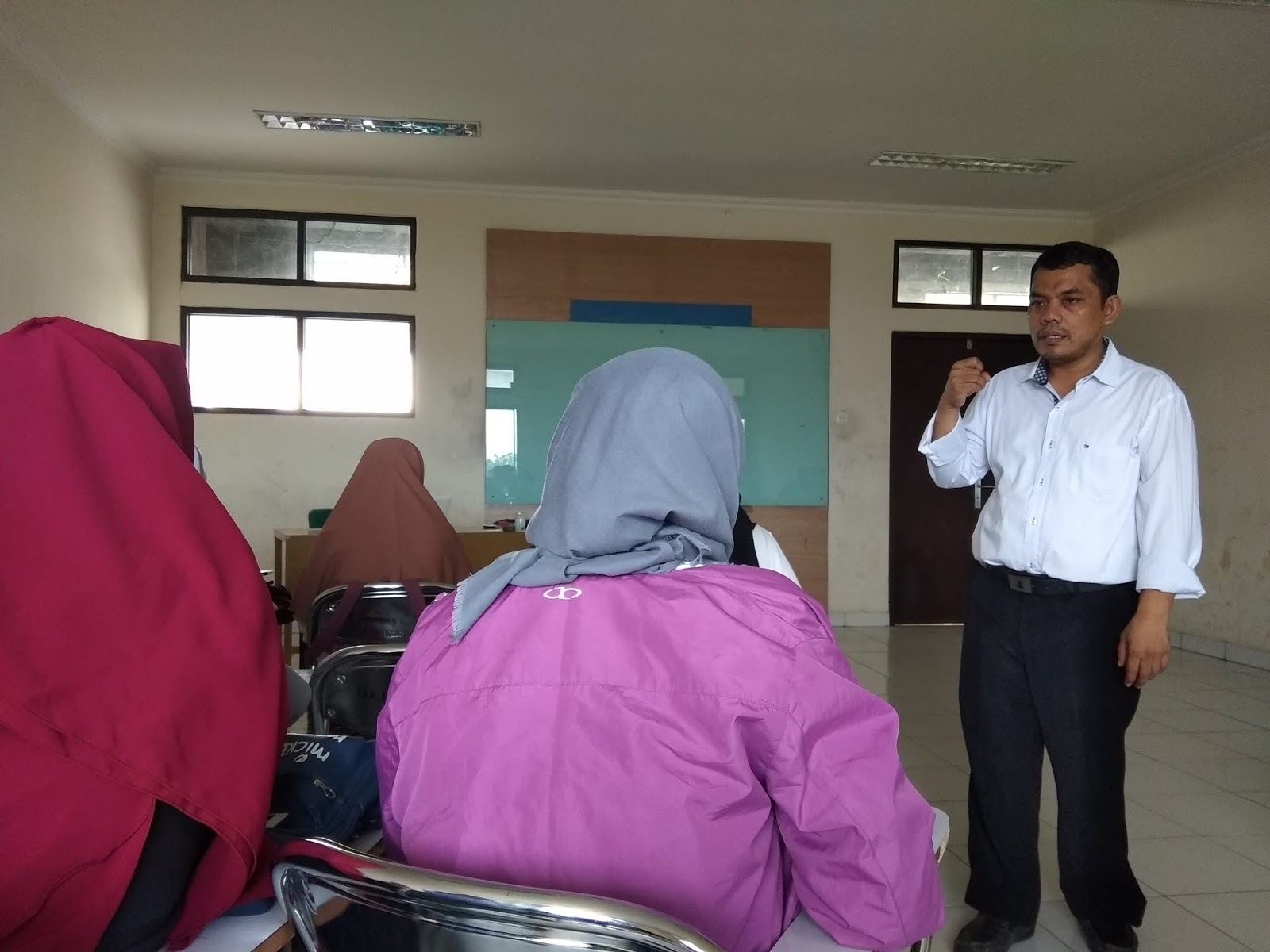 Pagi yang cerah tepat di fakultas dakwah dan komunikasi lantai empat ruangan 407 kelas jurnalistik A melakukan perkuliahan pertama kali setelah lebaran