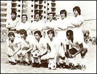SEVILLA C. F. - Sevilla, España - Temporada 1974-75 - Paco, Hita, Martínez Jayo, San José, Jaén y Rivas; Lora, Blanco, Acosta, Rubio y Biri Biri - BARCELONA ATLÉTICO 1 (Rusky), SEVILLA C. F. 0 - 13/04/1975 - Liga de 2ª División, jornada 31 - Barcelona, campo de Fabra y Coast - El Sevilla, entrenado por Roque Olsen, se clasificó 3º en la Liga de 2ª División y subió a 1ª