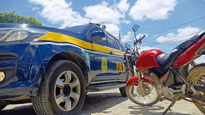 PRF detém idoso com moto furtada e CRLV falso em Poções (BA)
