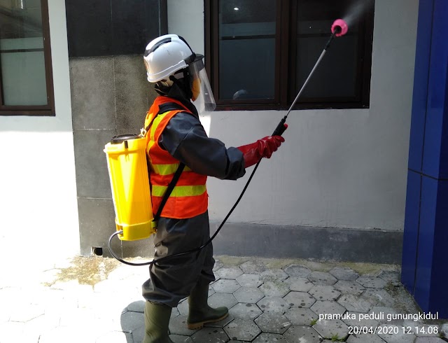 Penyemprotan Disinfektan di Gedung Dinas Dikpora Gunungkidul