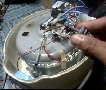 Cara mencuci ricecooker - Artikel tentang cara membersihkan ricecooker ini saya buat dengan alasan keprihatinan saya terhadap beberapa user ricecooker yang menyerviskan ricecooker kepada saya yaitu rata-rata sebagian besar dari mereka ricecookernya terlihat kotor. Ini mungkin mereka pikir yang penting pancinya saja yang meski dibersihkan. Padahal perangkat pemanasnya pun perlu dibersihkan. Mungkin mereka takut perangkat akan mati jika dibersihkan menggunakan air. karena itulah demi kesehatan dan keselamatan pengguna saya akan membagikan cara tips membersihkan ricecooker dengan cara aman untuk perangkat.