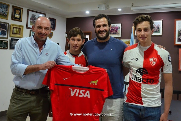 Juan Figallo junto a jugadores juveniles del Jockey Club de Salta