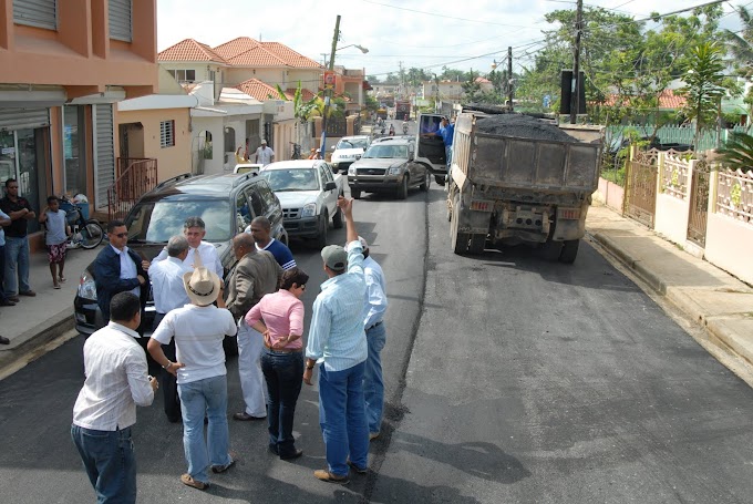 OBRAS PUBLICAS ASFALTA CALLES DE LOS MUNICIPIOS DE LA PROVINCIA MARIA TRINIDAD SANCHEZ