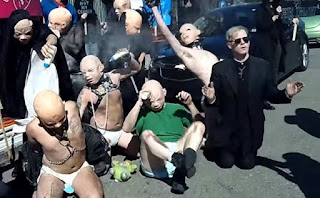Satanistas usando máscaras de bebês, manifestam-se à favor do aborto.