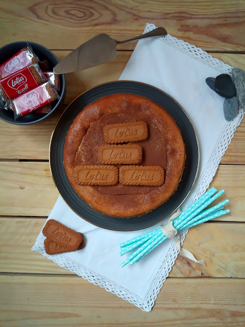 Lotus cheesecake. Deliciosa tarta de queso horneada con crema de galeltas Lotus.