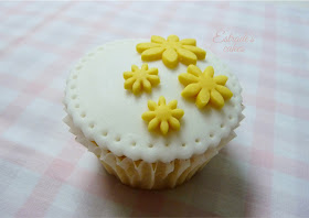 cupcakes de flores decorados con fondant - 1