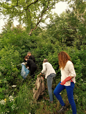 Alberi Sacri Yogini Associazione Culturale Orchestès Respiro Verde Legalberi presentano   YOGINI e ALBERI SACRI - PRIMA TAPPA:  "LA QUERCIA DEL CANCELLONE" RITUAL RETAKE HIRAPUR YOGINI RITUAL PERFORMANCE  concept a cura degli artisti: Marialuisa Sales e Massimo Livadiotti nell'ambito del progetto  "La Rigenerazione Mitologica"  Frascati, sabato 25 maggio 2019 dalle ore 11.15 (leggete attentamente fino in fondo  per tutte le informazioni!)  APPUNTAMENTO: ore 11.15 a Frascati all'incrocio tra Via del Tuscolo e Viale Borromini.  L'indirizzo e il luogo dell'appuntamento si trovano agevolmente anche su Google map.  INIZIO RETAKE ore 11.30. L'evento è gratuito, aperto anche ai bambini.  CONTATTI: deamadreshakti@gmail.com  whatsup 3349855519 - maxlivadia@gmail.com  COSA OCCORRE PER PARTECIPARE: i partecipanti debbono munirsi per il Retake di: guanti da giardinaggio o in lattice e un grosso sacco nero per rifiuti.   COSA FAREMO: la magnifica Quercia del Cancellone è uno degli alberi storici più noti d'Italia, che ha più di 400 anni ed è collocato in modo straordinario dinanzi al portale opera di Francesco Borromini. Ci incontreremo sabato 25 maggio, alle ore 11.15, per operare un Ritual Retake (pulizia dell'area dai rifiuti in modo rituale e consapevole ) seguito dalla puja (rito) alle 64 Yogini della tradizione indù Tantra Shakta.  Secondo la mitologia indiana le Yogini - esseri femminili assimilabili alle nostre ninfe, fate e streghe - dimorano anche nei pressi dei Grandi Alberi, nella vegetazione incolta e selvaggia. La puja alle Yogini, attraverso la recitazione dei loro 64 nomi, apporta i doni di benessere fisico e longevità, essendo queste divinità associate alle principali nadi (canali energetici) del corpo.  Questo Ritual Retake è la Prima Tappa di un percorso che si svolgerà compiutamente da autunno 2019 in poi e che onorerà molti Alberi Monumentali di Roma e del Lazio attraverso una catena di Performance Rituali dedicate alle 64 Yogini. In questo primo incontro utilizzeremo ritualmente la sequenza dei nomi delle 64 Yogini del Tempio di Hirapur in Orissa.  IL PROGETTO "YOGINI E ALBERI SACRI": Nel 2017 gli artisti Marialuisa Sales e Massimo Livadiotti hanno ideato un progetto di performance rituali partecipate, dei luoghi e dei simboli presenti nella città di Roma denominato "La Rigenerazione Mitologica".  In questo ambito si inserisce il percorso "Yogini e Alberi Sacri", che coniuga il riavvicinamento simbolico al valore degli Alberi con la ritualità evocativa della tradizione Shakta Tantra induista.