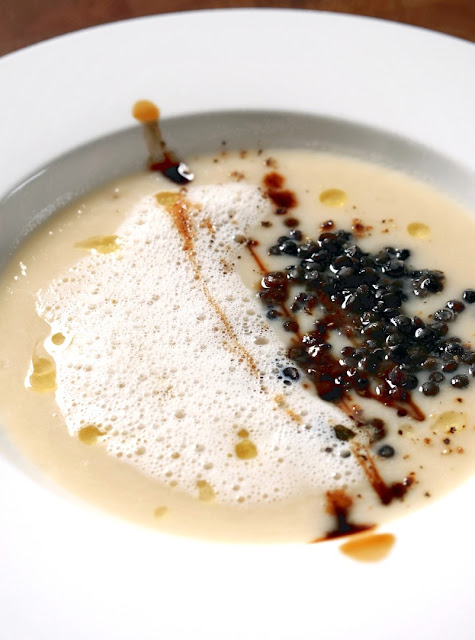 Schwarzwurzel-Pastinaken-Suppe mit Milchschaum, Beluga-Linsen und Aceto Balsamico