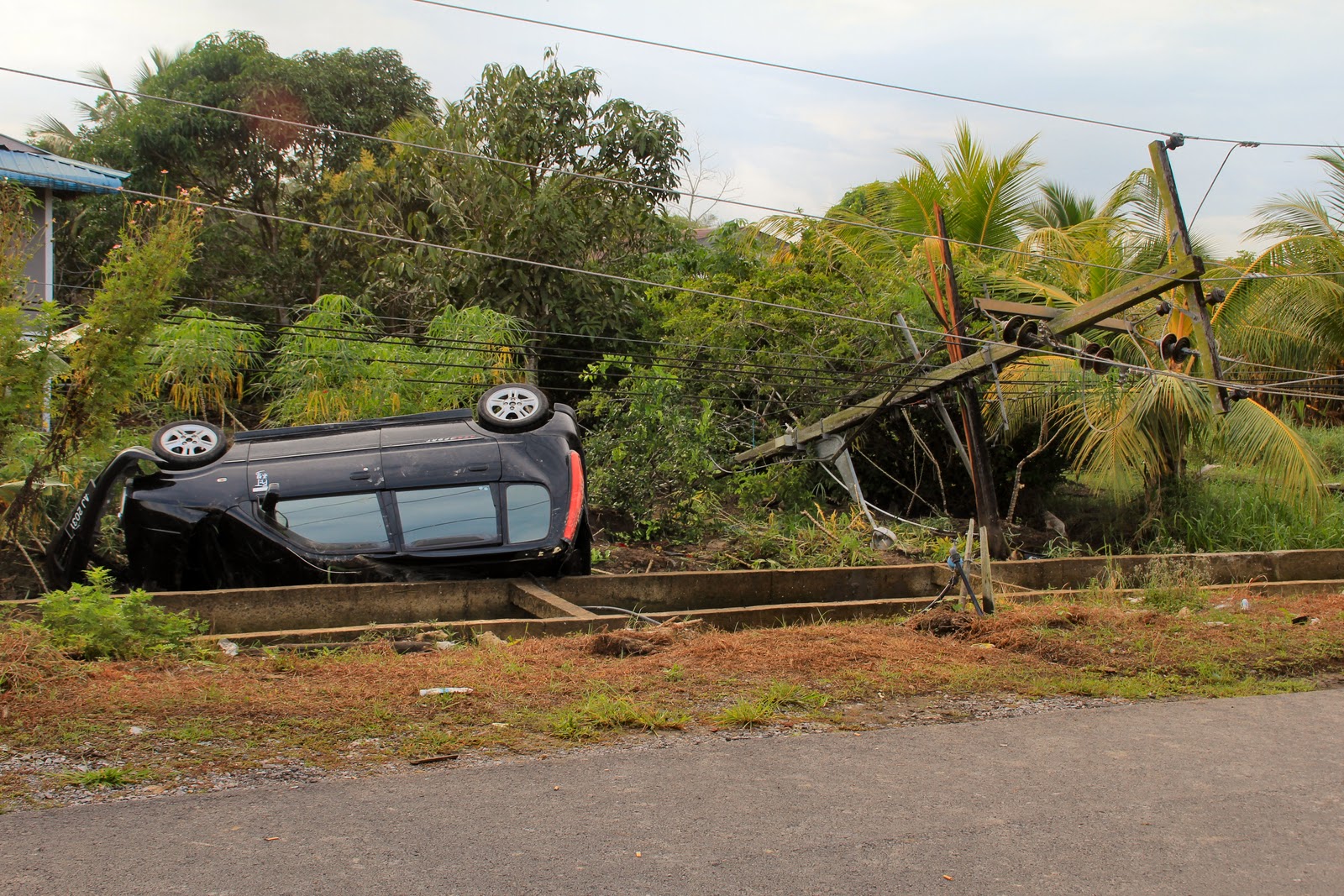 Arkib News Utusan Sarawak cawangan Sri Aman: Kereta 