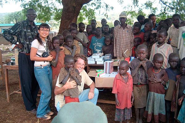 Misioneras en un poblado de Uganda.