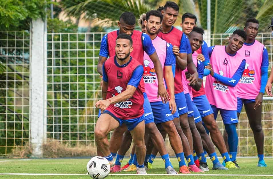 Jugadores de Delfín en un entrenamiento en el complejo de Los Geranios, en Manta.