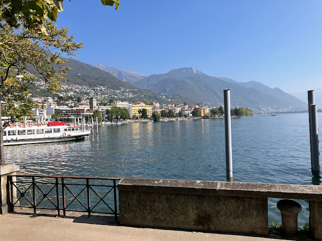 Blick über den Lago Maggiore auf Locarno