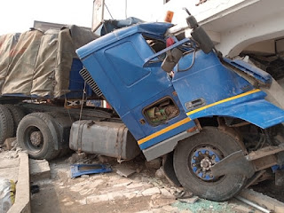 Truck crashes into building at Aboabo in Kumasi [photos]