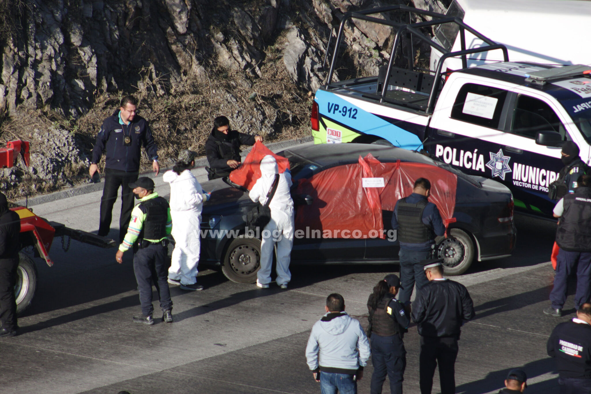 Sicarios abandonaron un vehículo con cuerpos cercenados y 4 cabezas en la cinta asfáltica en Puebla capital