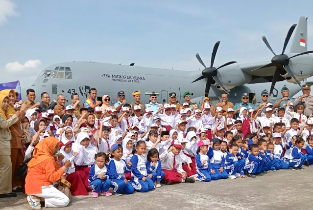 Bersama Peserta Didik, Wawako Tanjung Pinang Menyaksikan Pesawat Super Hercules