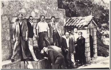 IMG_0027) Από εκδρομή του  επαγγελματικού  Συλλόγου σε κάποιο μοναστήρι , από αριστ.Ανδρ. Δελανίκας , Γ. Μαναγλιώτης , Χαρ. Κλώσσας , Τάκης  Κουλόπουλος , σκυμένος ο Σπ.Καλιαντέρης , δίπλα , Ιωαν. Μπούγα