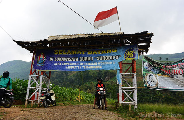 Akses jalan bebatuan yang dapat dilintasi kendaraan roda dua menuju curug