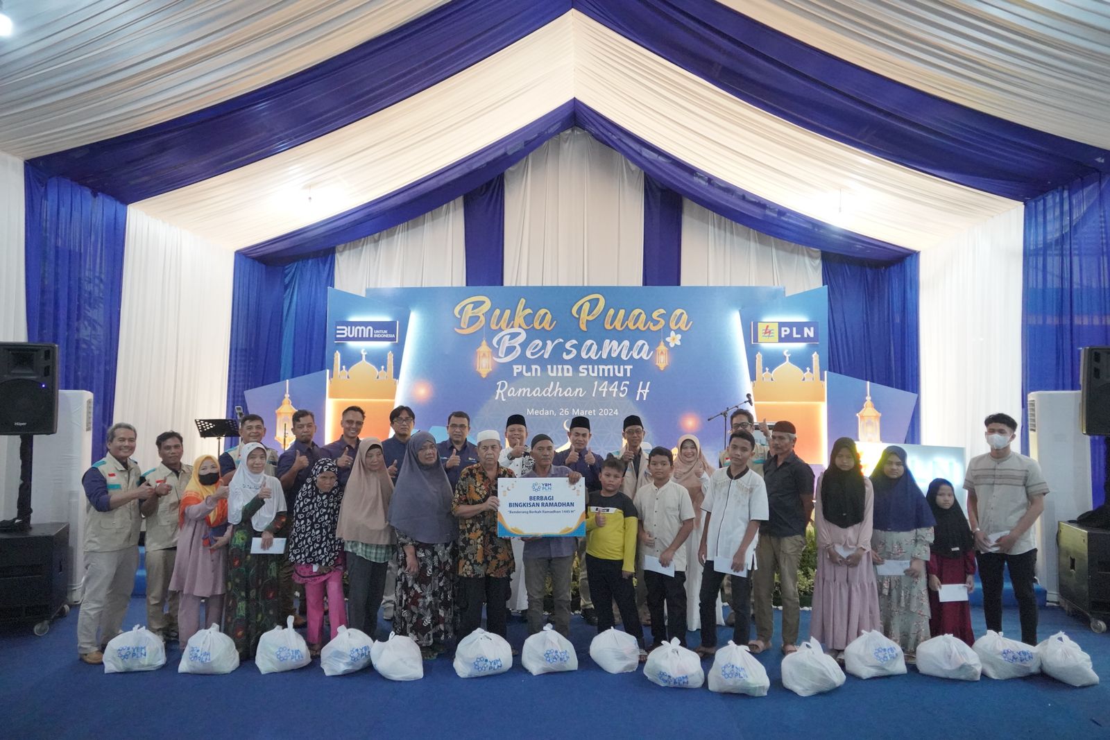 Foto bersama Management PLN UID Sumatera Utara dan YBM PLN bersama anak yatim dan kaum dhuafa (istimewa)