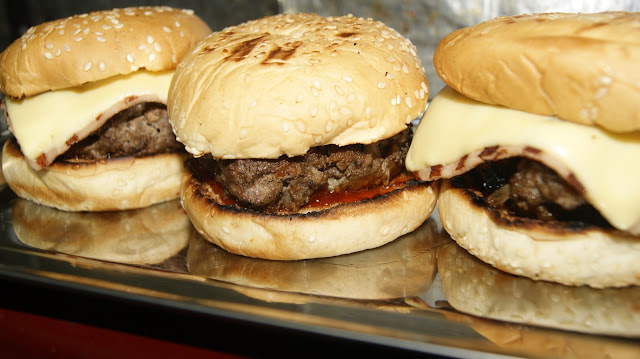 Resepi Dari Regina Si Pemanggang Ajaib :Homemade Burger 