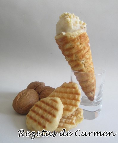 Cucuruchos y galletas para helado "a la plancha" y helado de nata y nueces caramelizadas