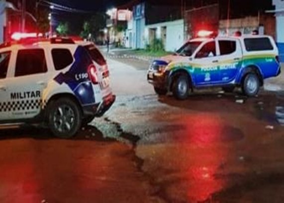 Ex-marido incendeia carro e tenta matar mulher a tiros em loja na zona Leste