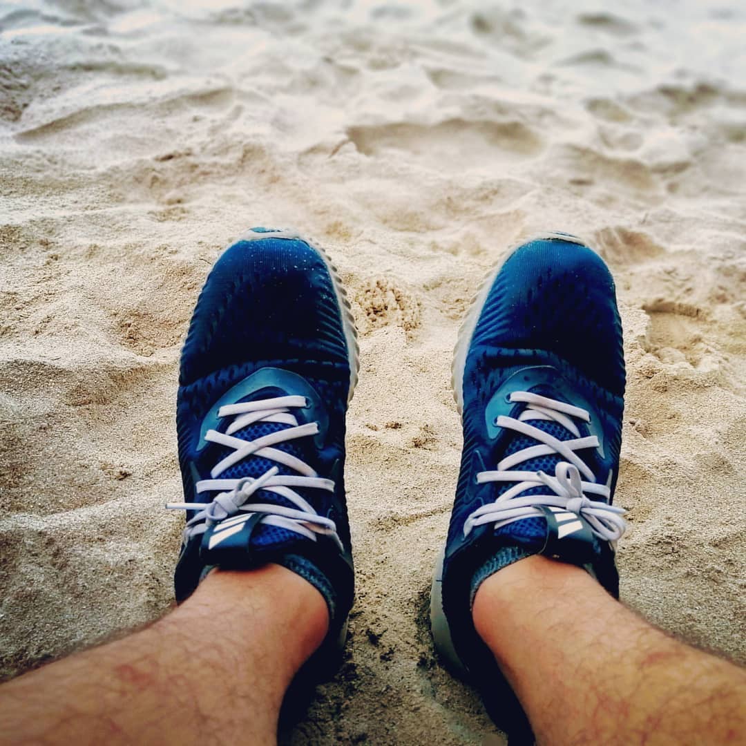 Đôi chân trên cát