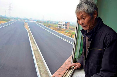 la casa en medio de la autopista