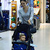 Filho de Sophie Charlotte rouba a cena ao embarcar com a mãe em aeroporto 