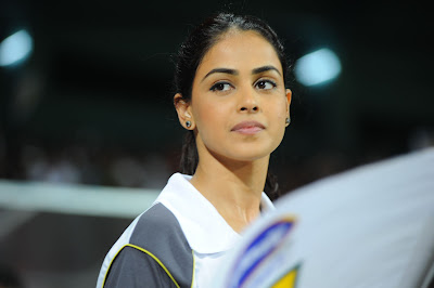 genelia cheering mumbai heroes at ccl 2 match actress pics