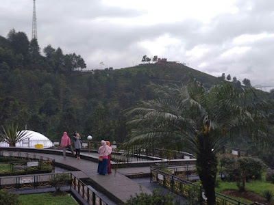 Tempat wisata Puncak Cipanas mesjid attaaun