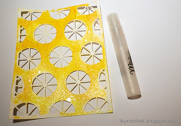 Layers of ink - Clementine Art Journal Tutorial by Anna-Karin Evaldsson. Ink with Distress Ink and mist with glimmer mist.