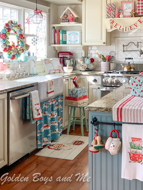 Christmas kitchen with colorful vintage style decor - www.goldenboysandme.com