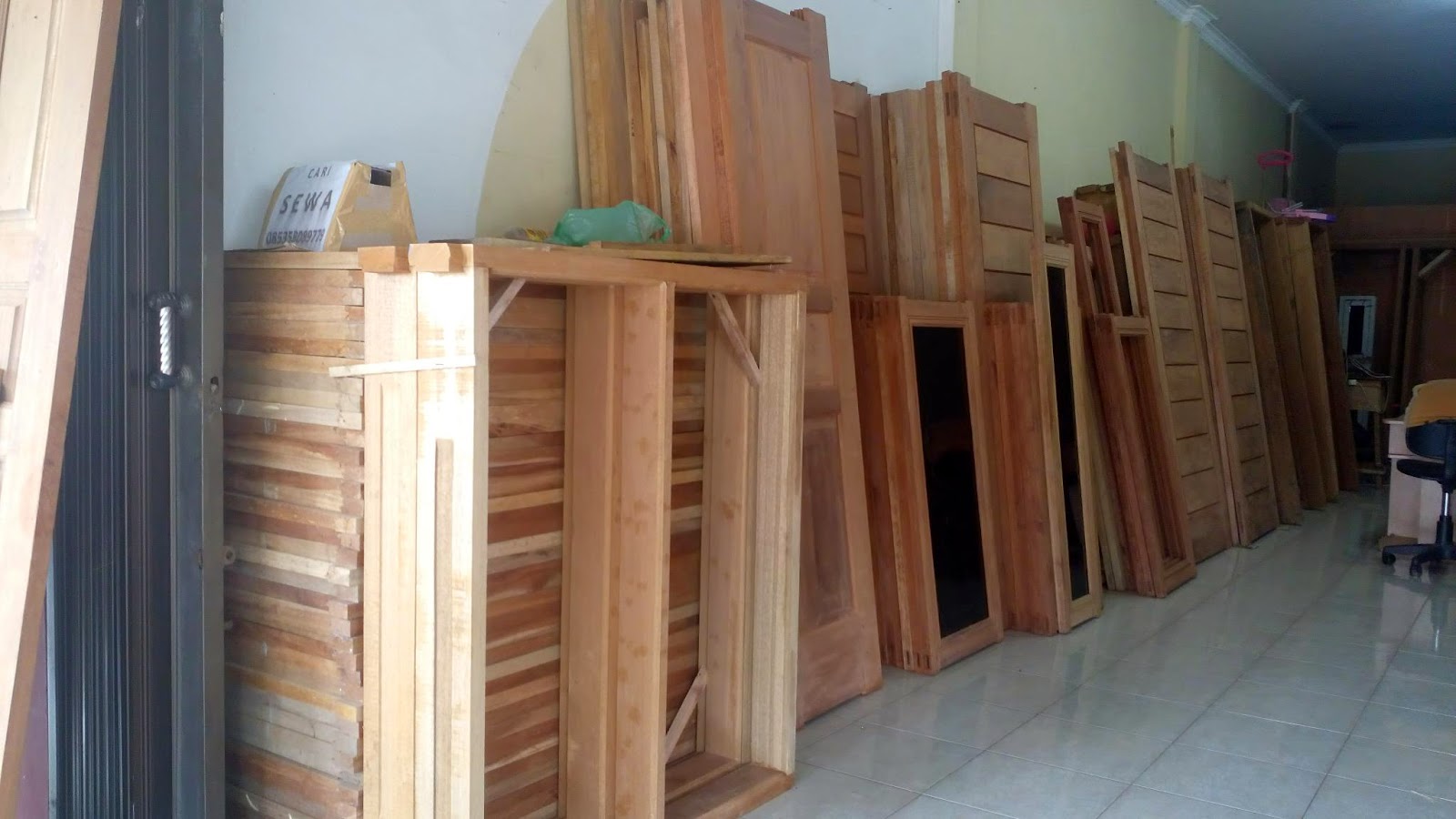 Menjual dan menerima tempahan berbagai jenis kusen  pintu  