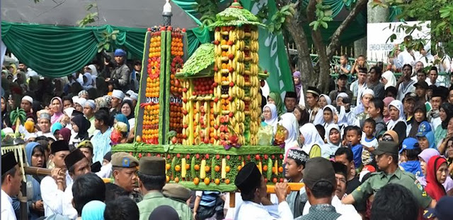 Upacara Sekaten adalah sebuah upacara ritual di Kraton Yogyakarta yang dilaksanakan setiap tahun