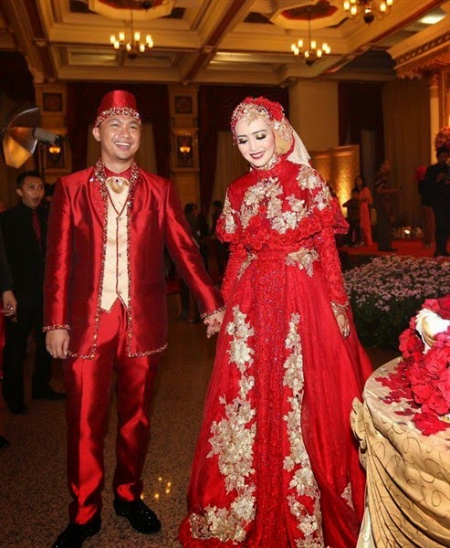 Contoh Baju  Pengantin Pernikahan Artis yang Elegan dan 